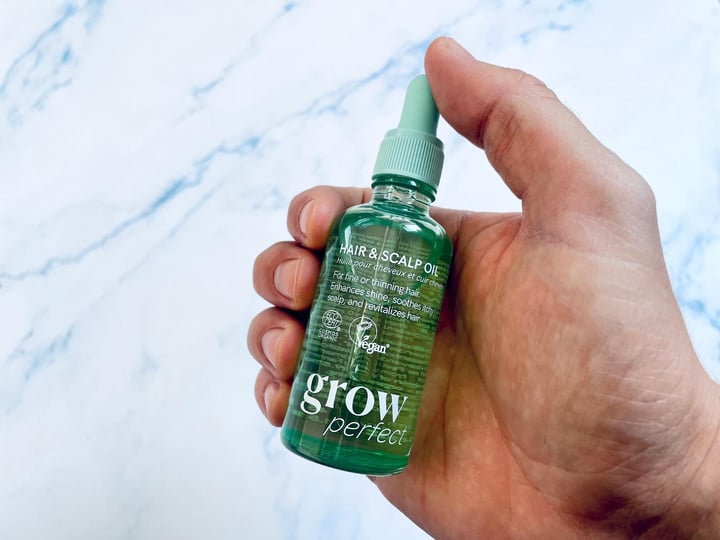 Mandehånd med grow perfect hovedbundsolie fra Hairlust