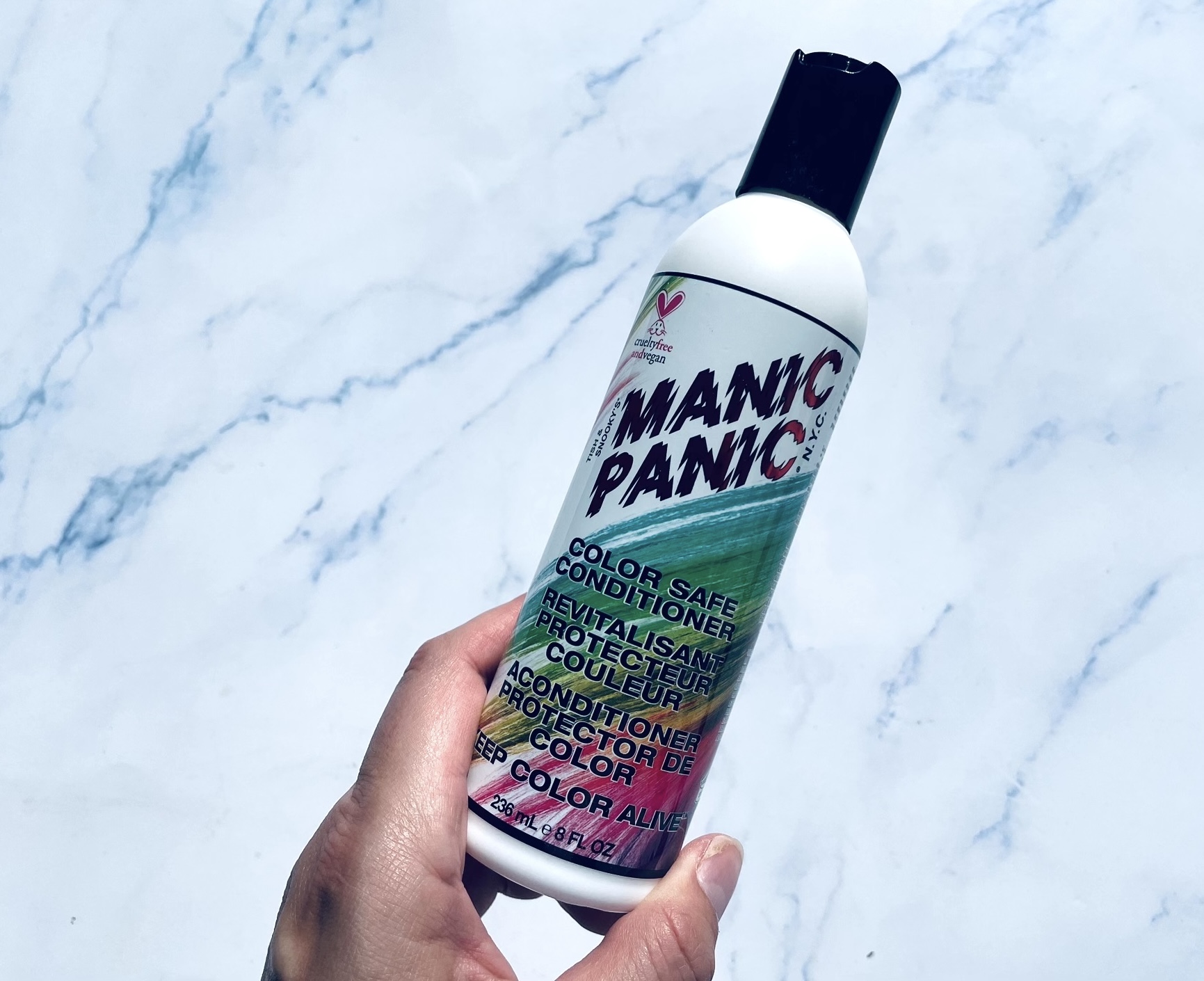 Manic Panic Keep Colors alive conditioner i hånd