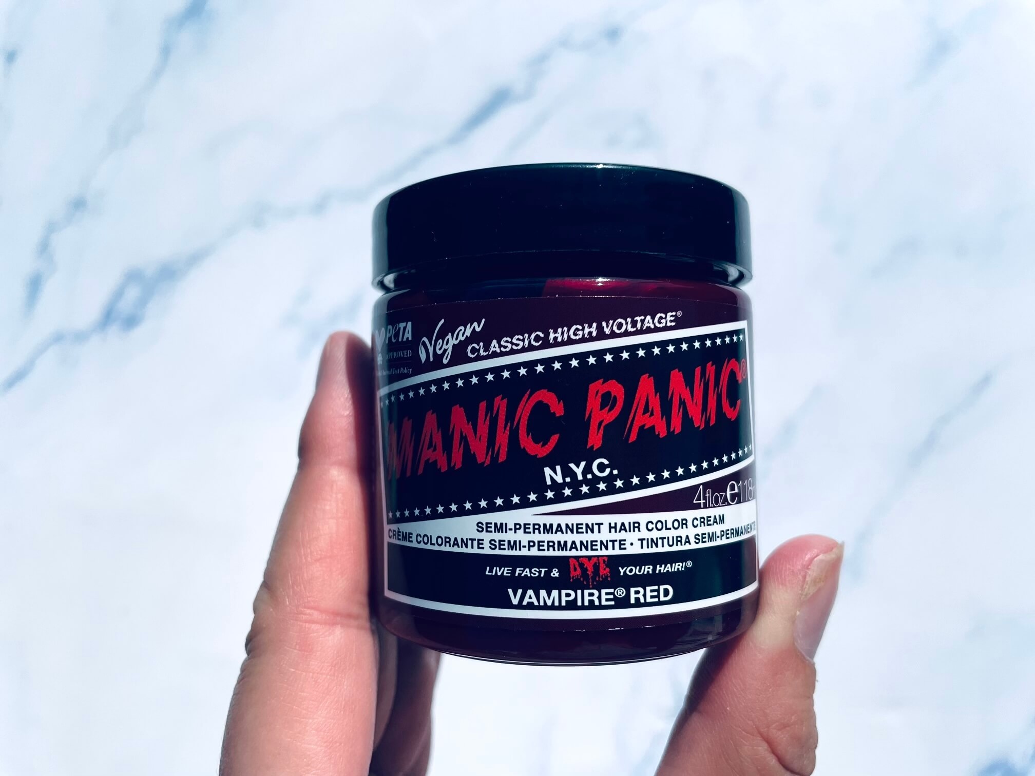 Manic Panic Semi-Permanent Hårfarve i vampire red farve i hånd