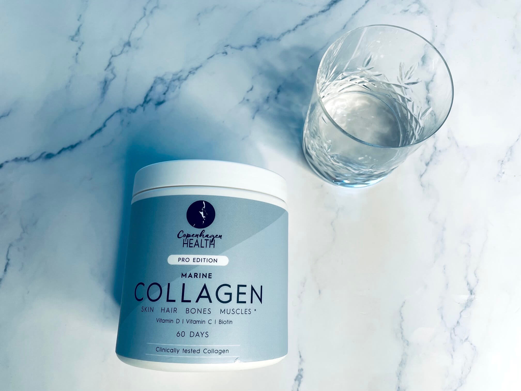 Marine Collagen Pro på bord med glas