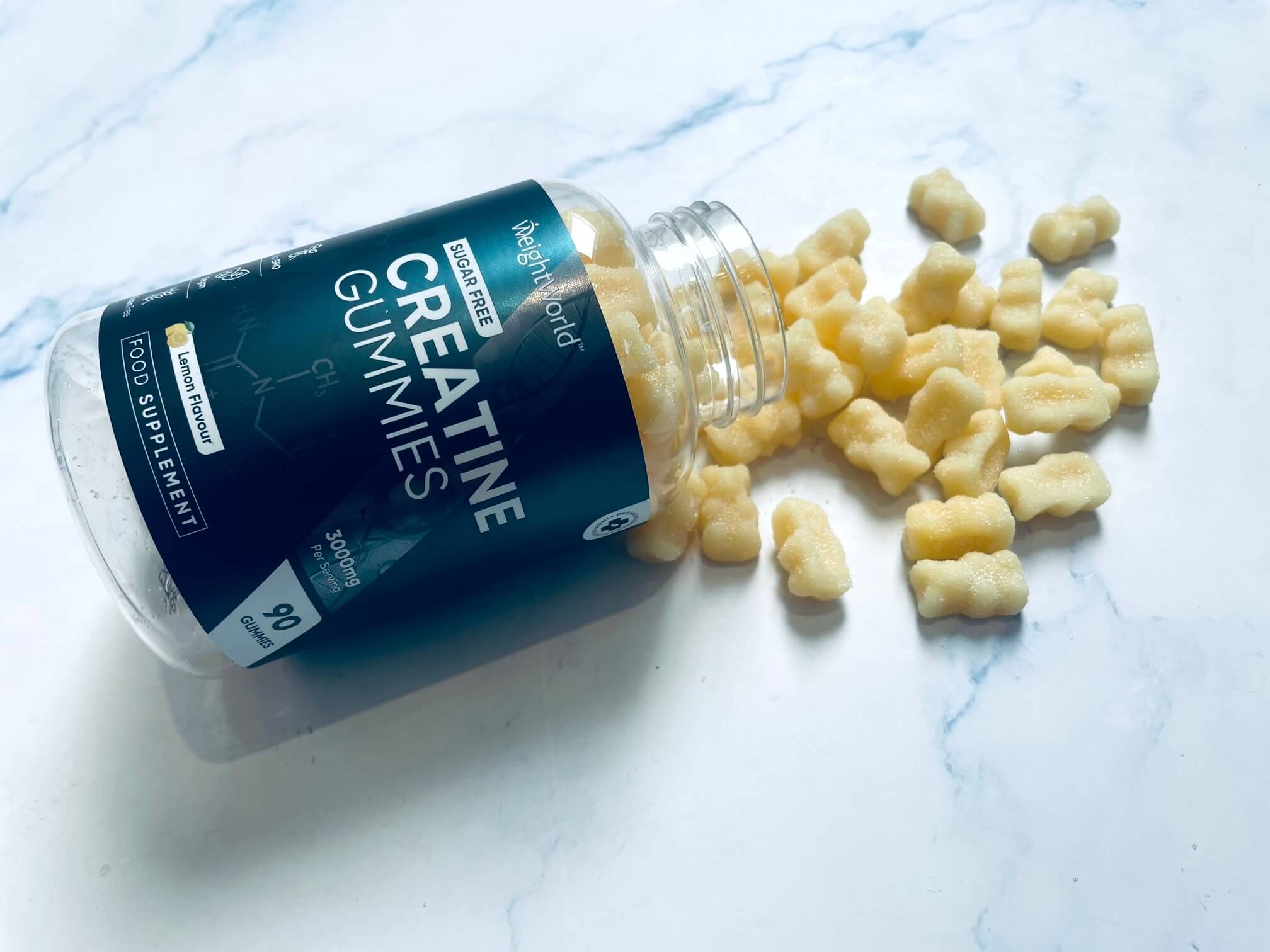 Masser af Weightworld Creatine Gummies på et bord