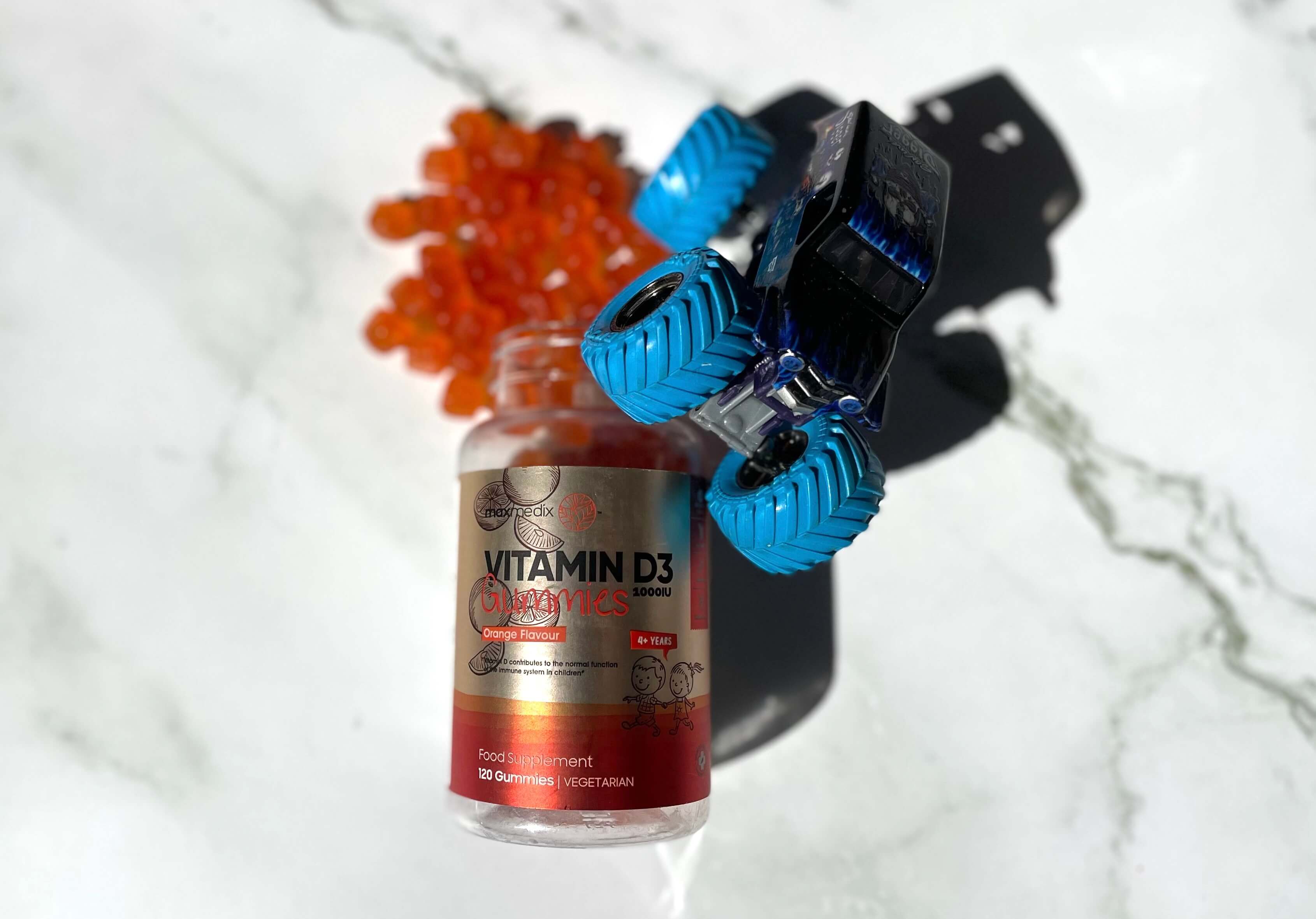 MaxMedix D3-vitamin Gummies Til Børn på bord med bil