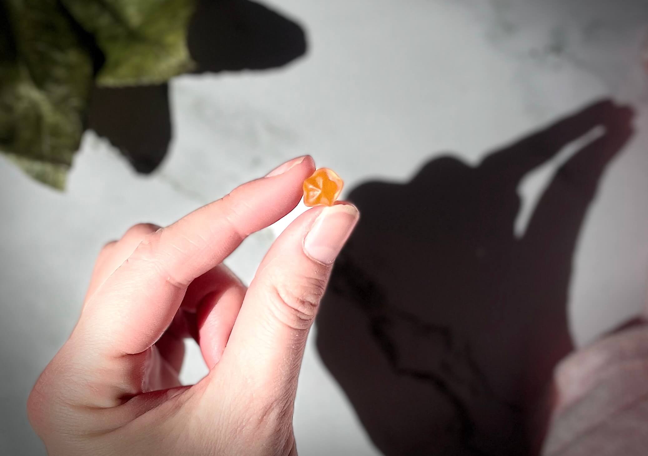 MaxMedix D3-vitamin vingummi til børn mellem to fingre