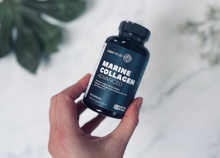 Maxmedix Marine Collagen med Hyaluronsyre i hånd