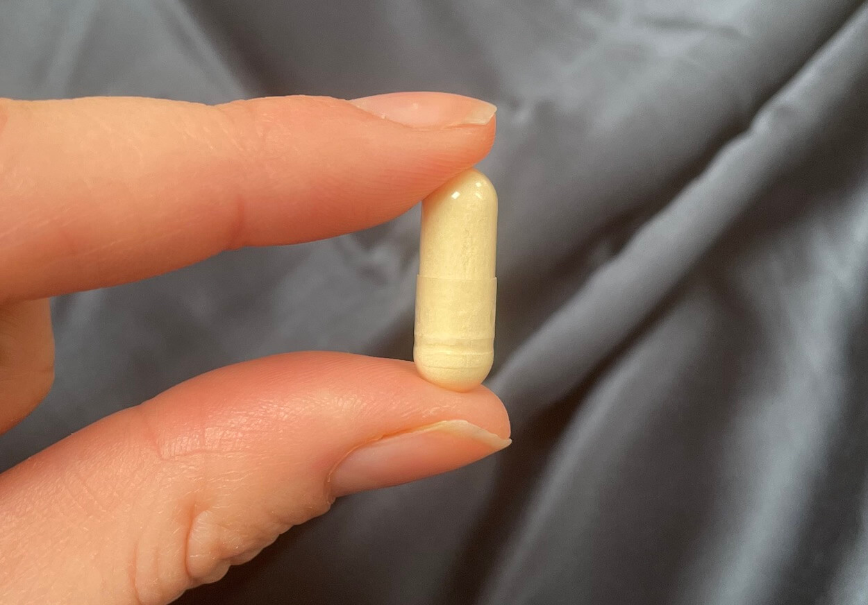 Maxmedix Marine Collagen med Hyaluronsyre kapsel mellem to fingre