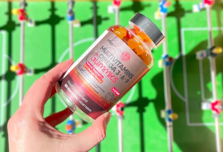 MaxMedix Multivitamin Vingummi Til Børn i hånd