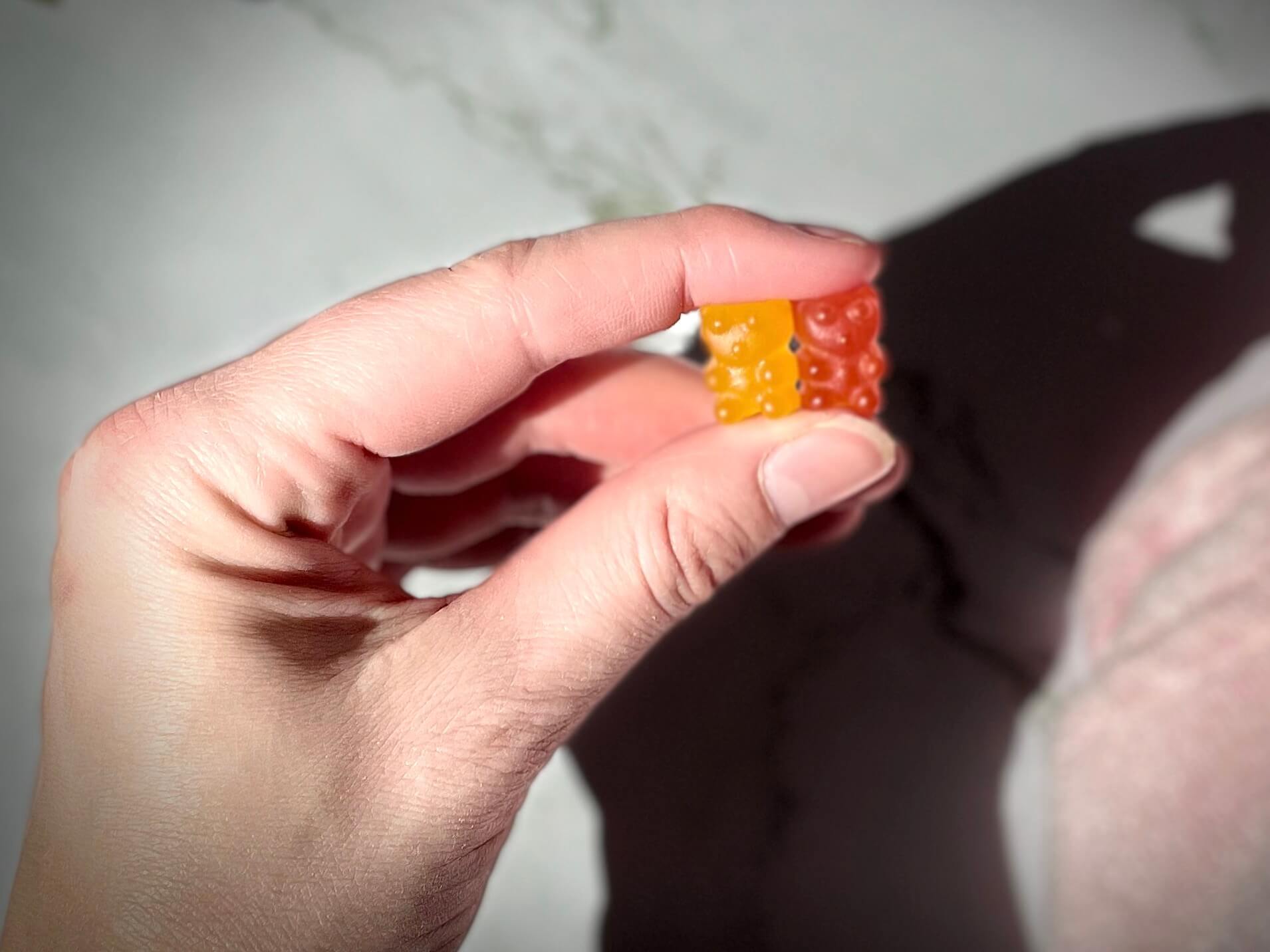 MaxMedix Multivitamin Vingummi Til Børn mellem to fingre
