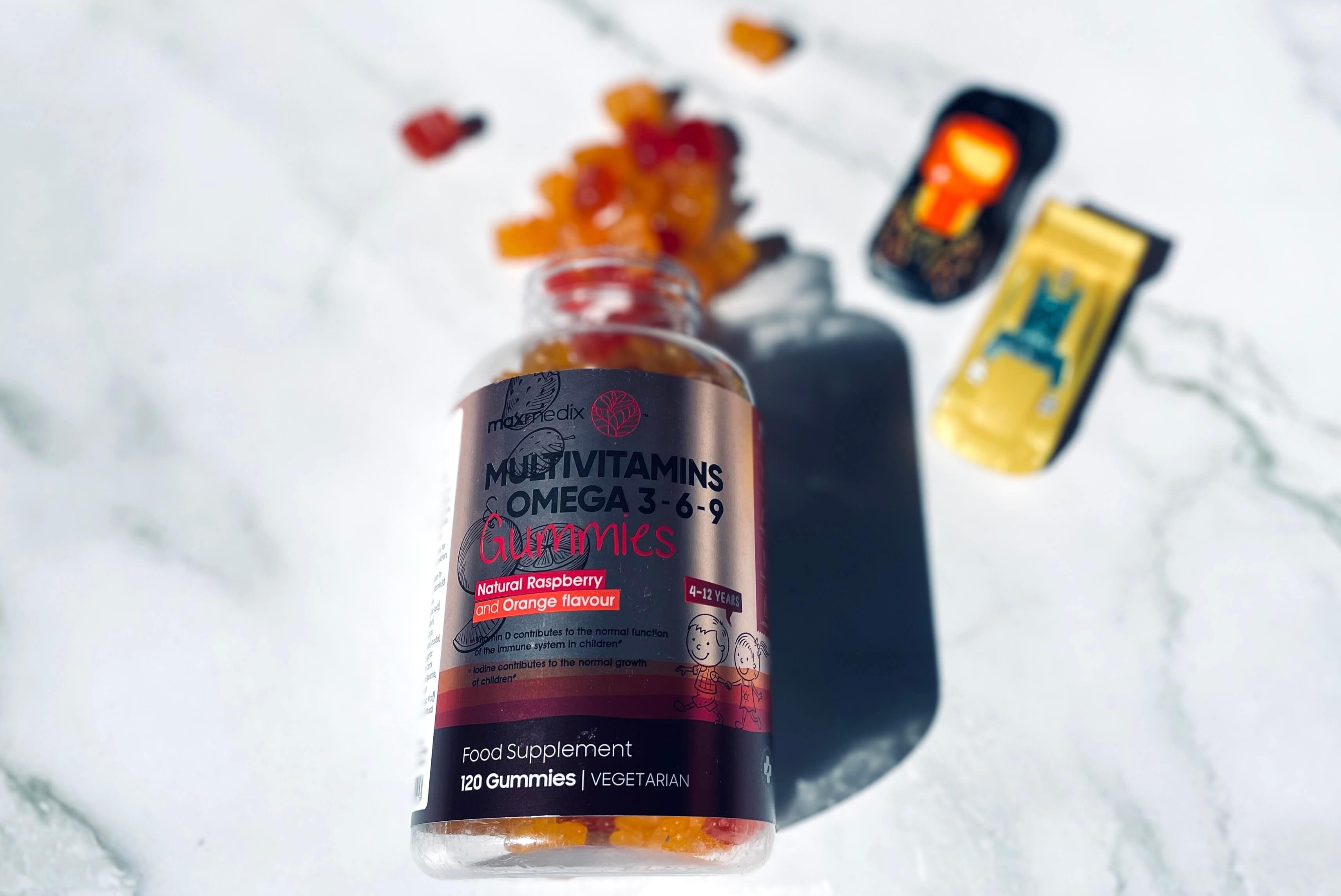 MaxMedix Multivitamin Vingummi Til Børn på bord