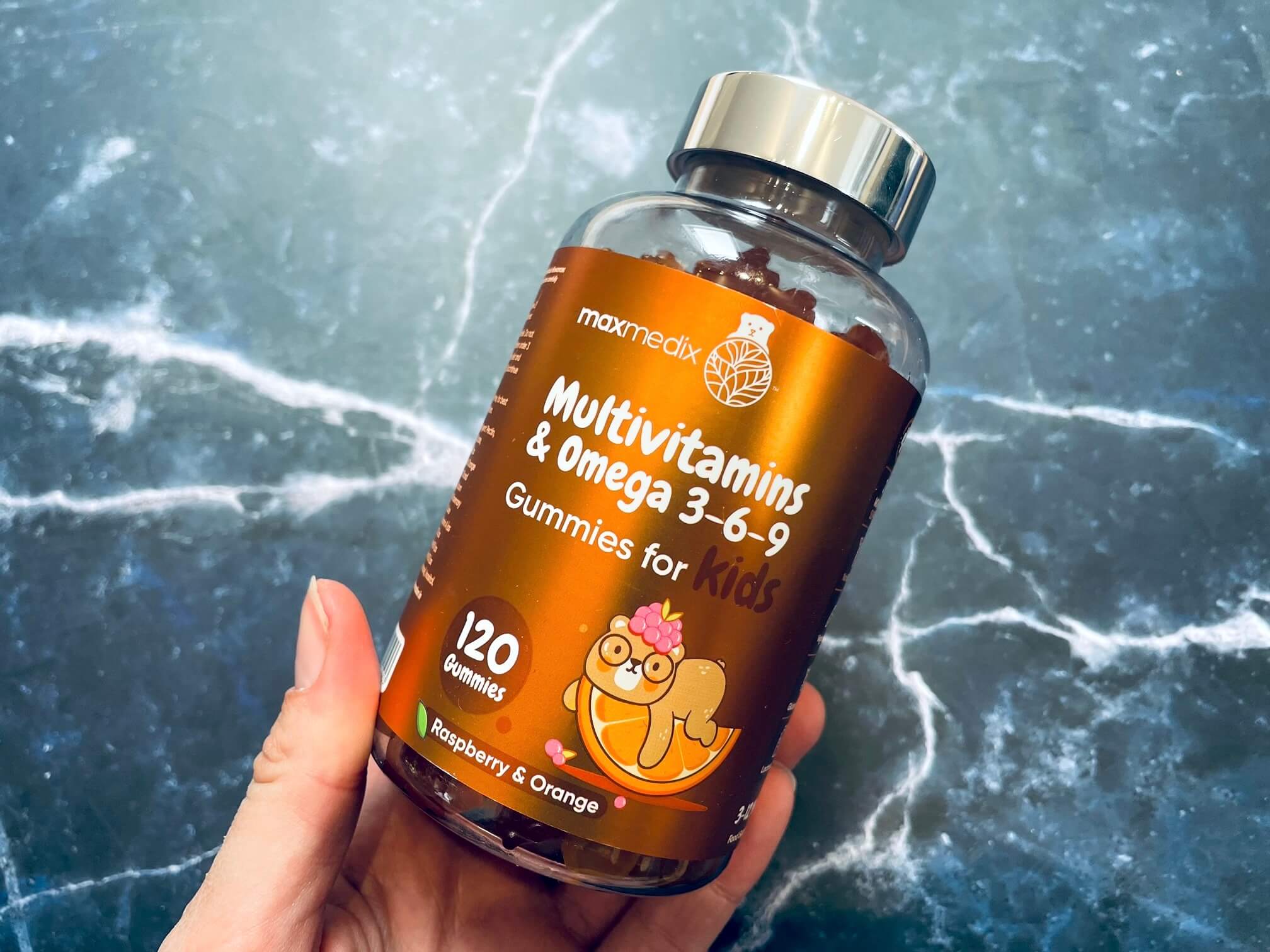 Maxmedix Multivitamins & Omega 3-6-9 gummies for kids i hånd