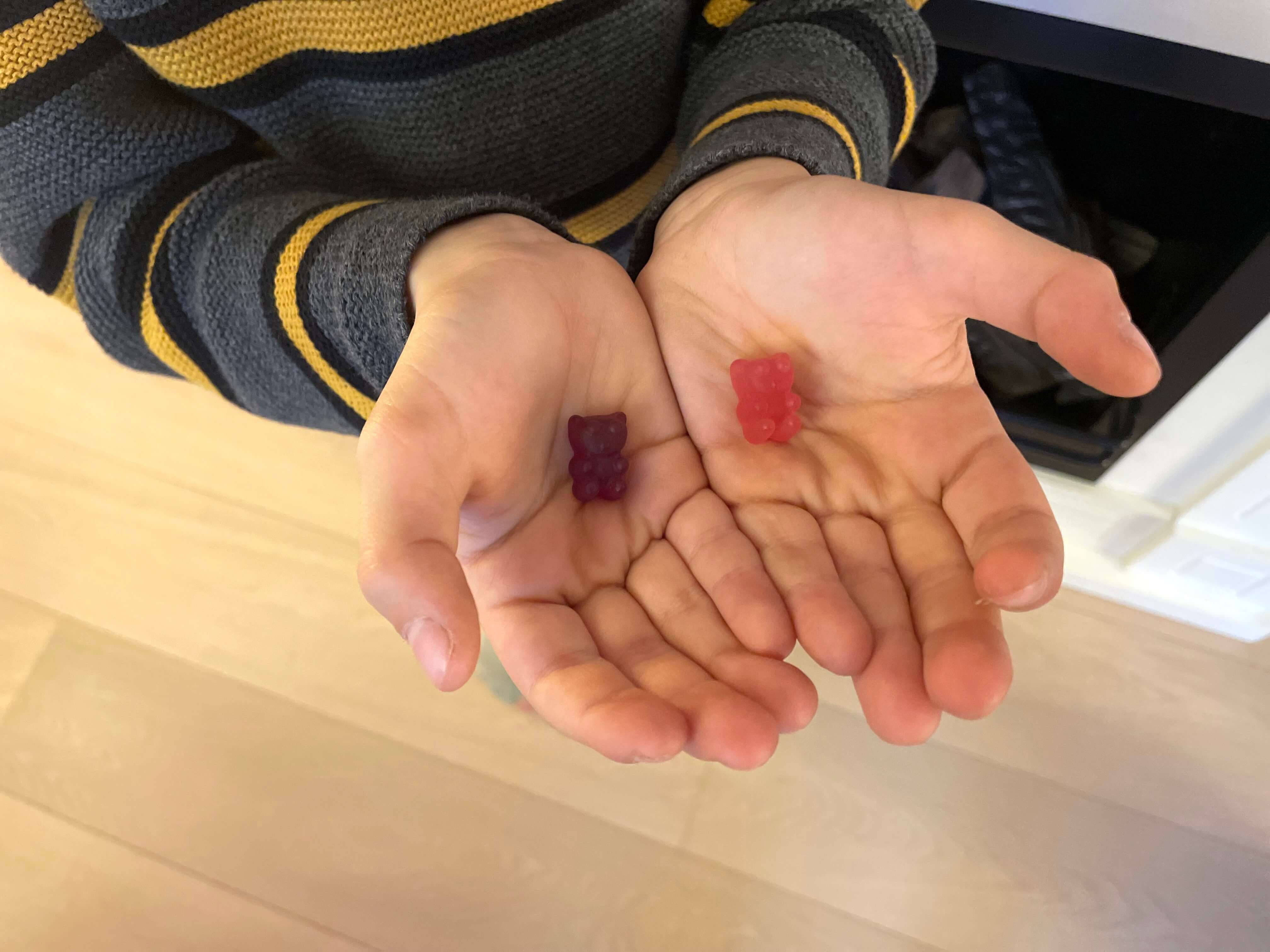 Maxmedix Omega 3 + 6 og 9 børnevitaminer i børnehænder