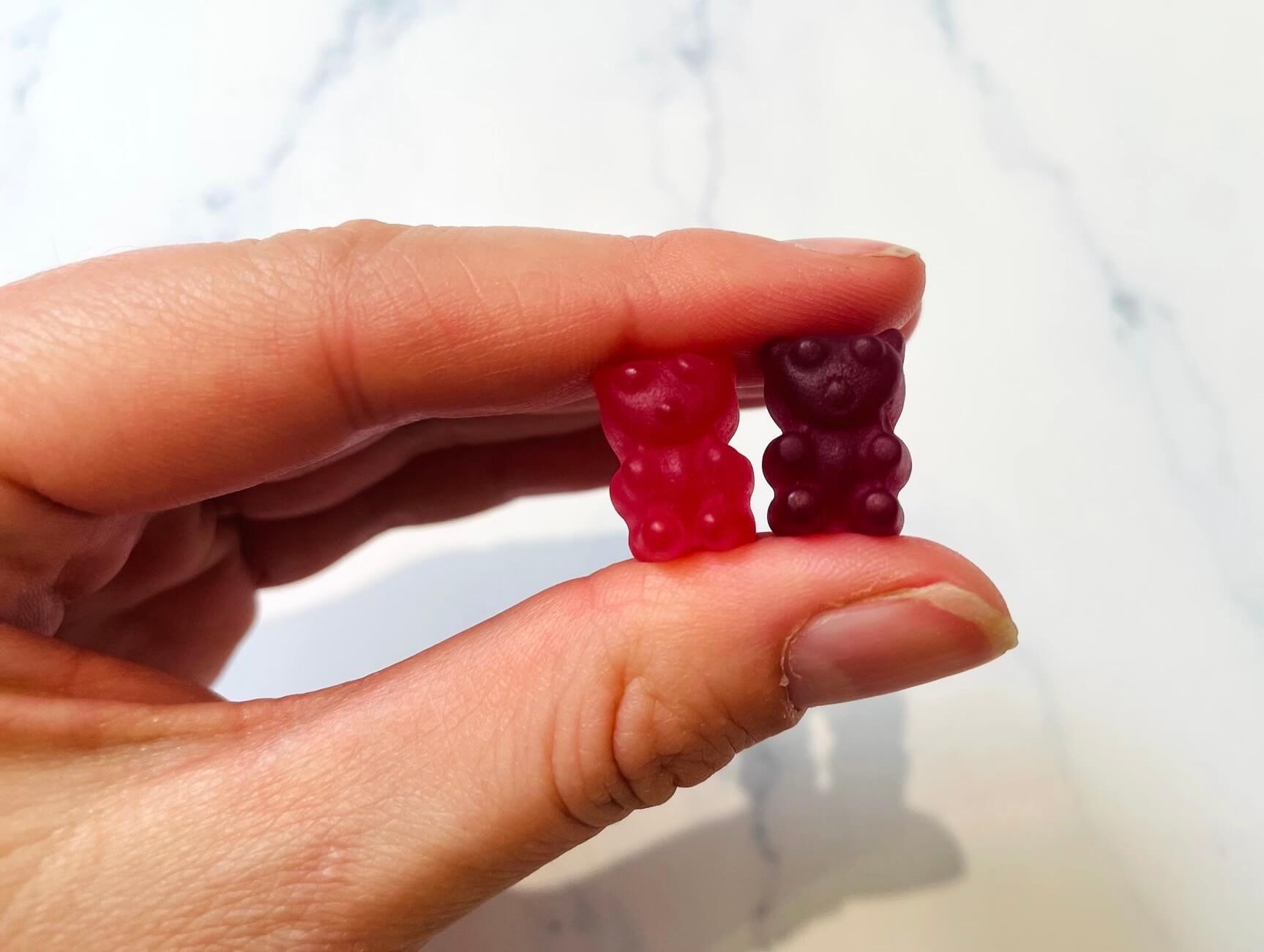 Maxmedix Omega 3 + 6 og 9 børnevitaminer mellem to fingre