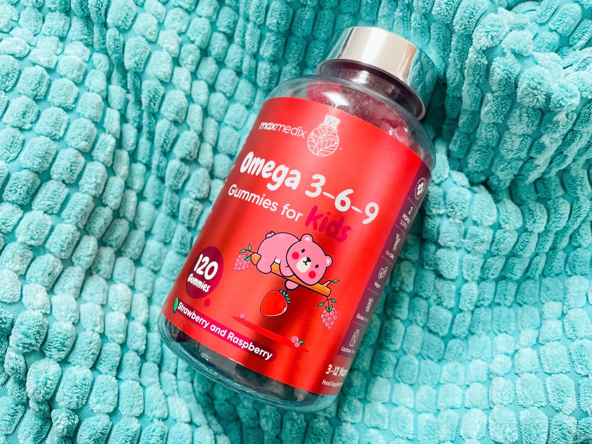 Maxmedix Omega 3 + 6 og 9 børnevitaminer på blåt klæde