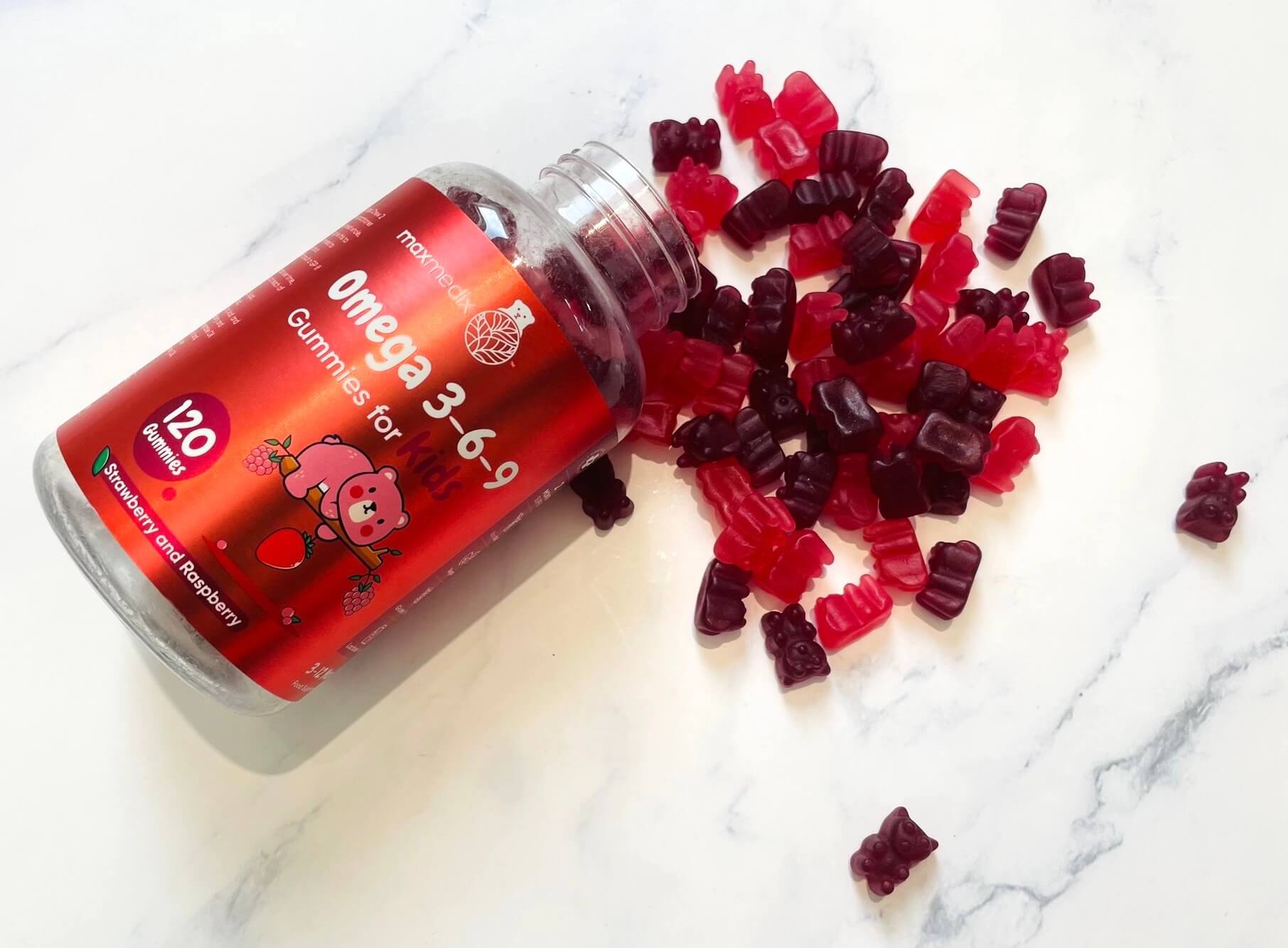 Maxmedix Omega 3 + 6 og 9 børnevitaminer på bord