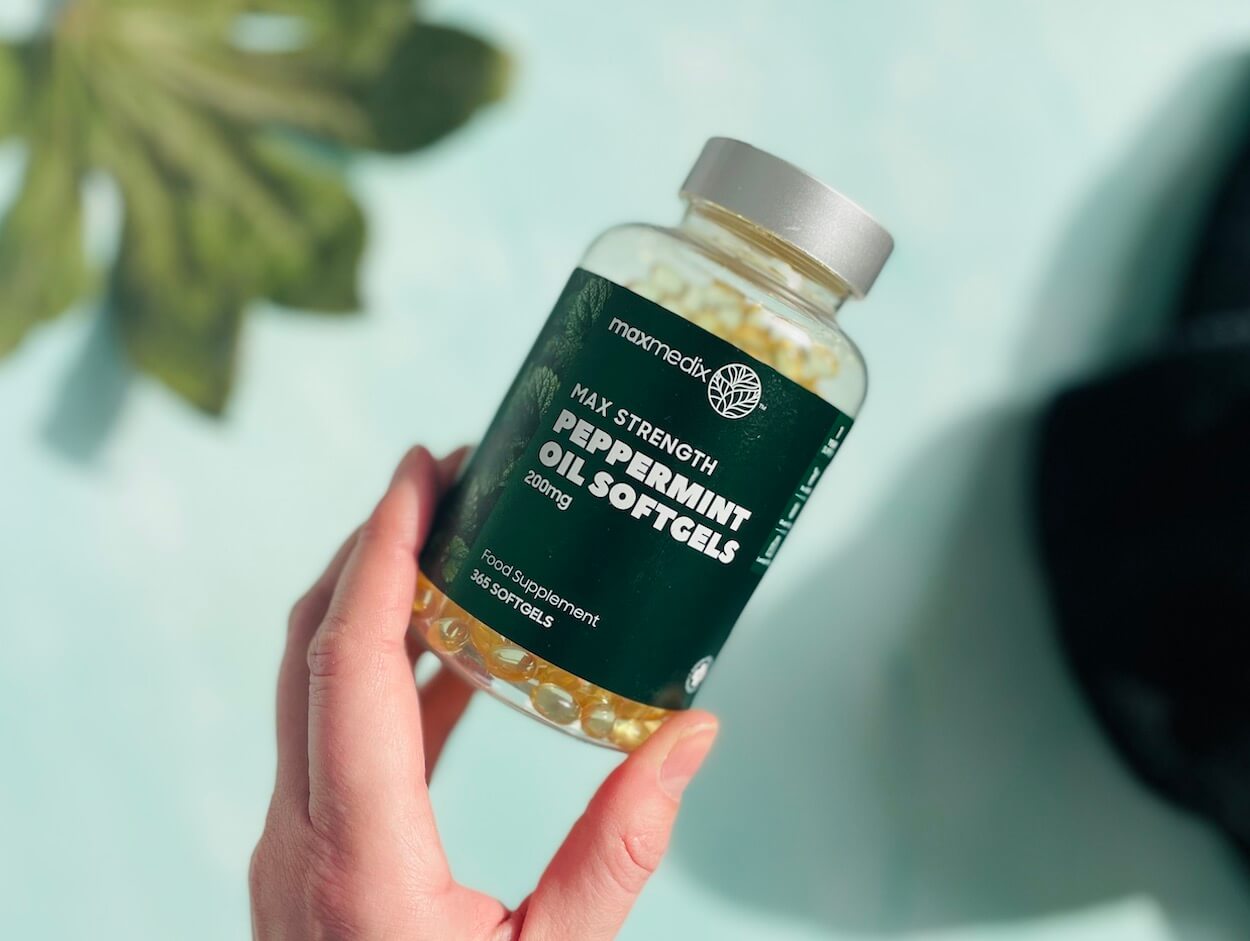 MaxMedix pebermynteolie kapsler i hånd