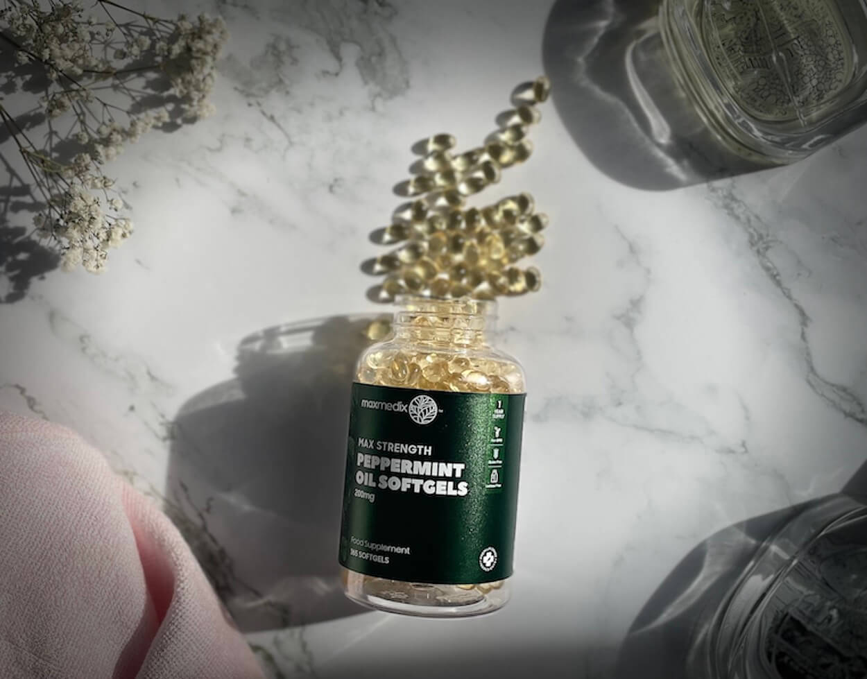 MaxMedix pebermynteolie kapsler på et bord