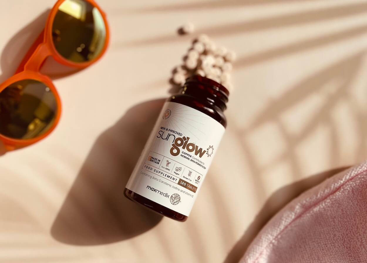 Maxmedix Sunglow selvbruner kosttilskud ligger åben på et bord