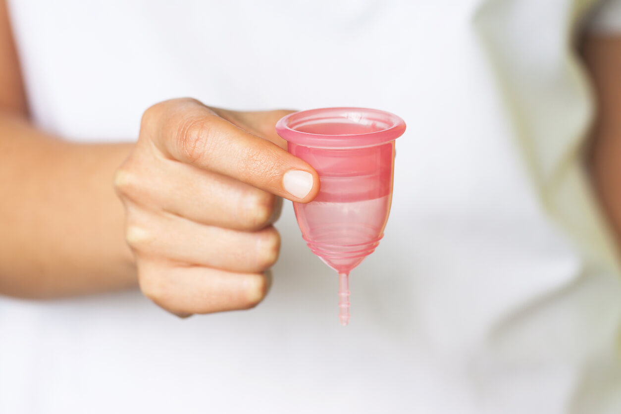 Menstruationskop der er desinficeret i gryde med kogende vand