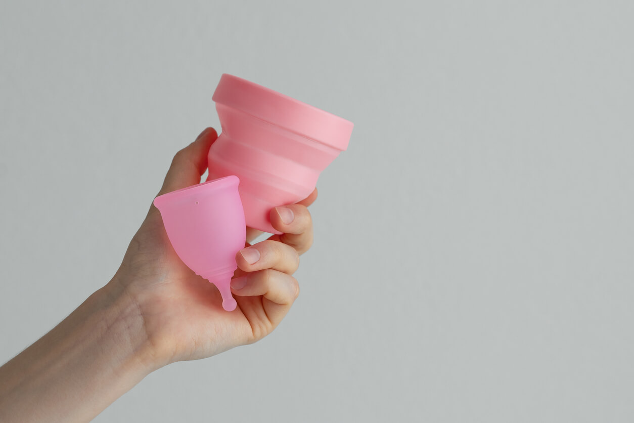 Menstruationskop med etui til desinfektion i mikroovn