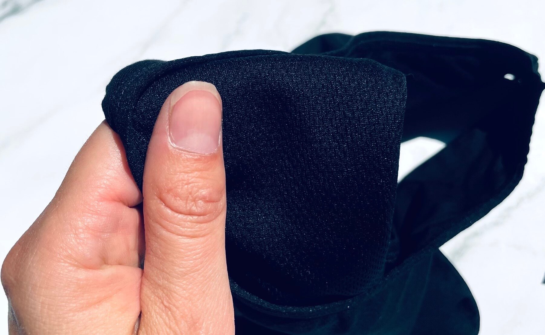 Person holder menstruationstrusse i hånden