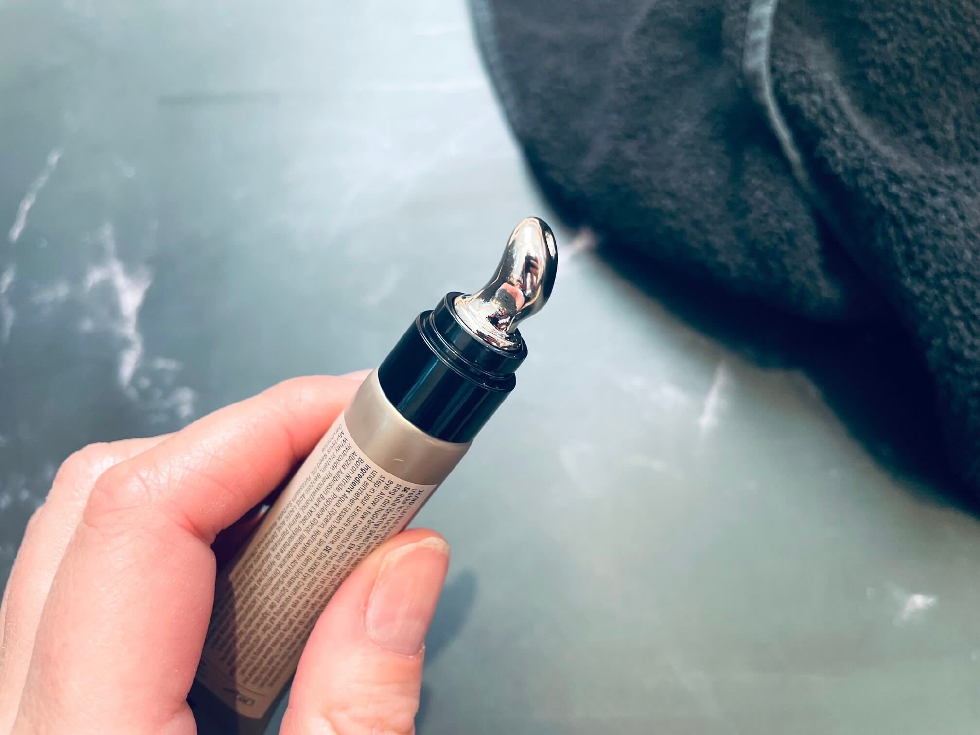 Metalaplikator på SKNS Eye Cream