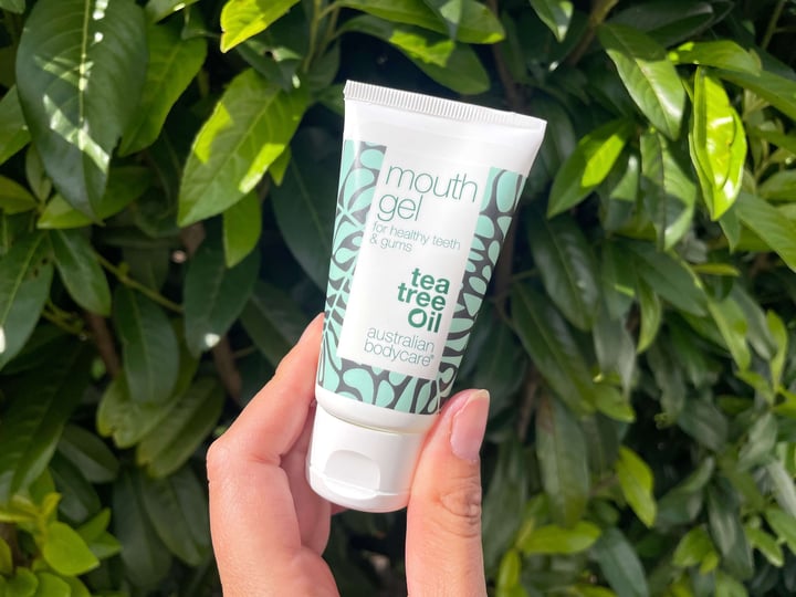 Mouth gel fra Australian Bodycare foran hæk