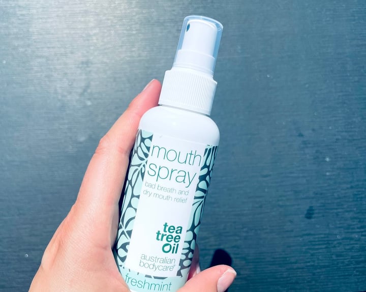 Mouth Spray fra Australian Bodycare i hånd