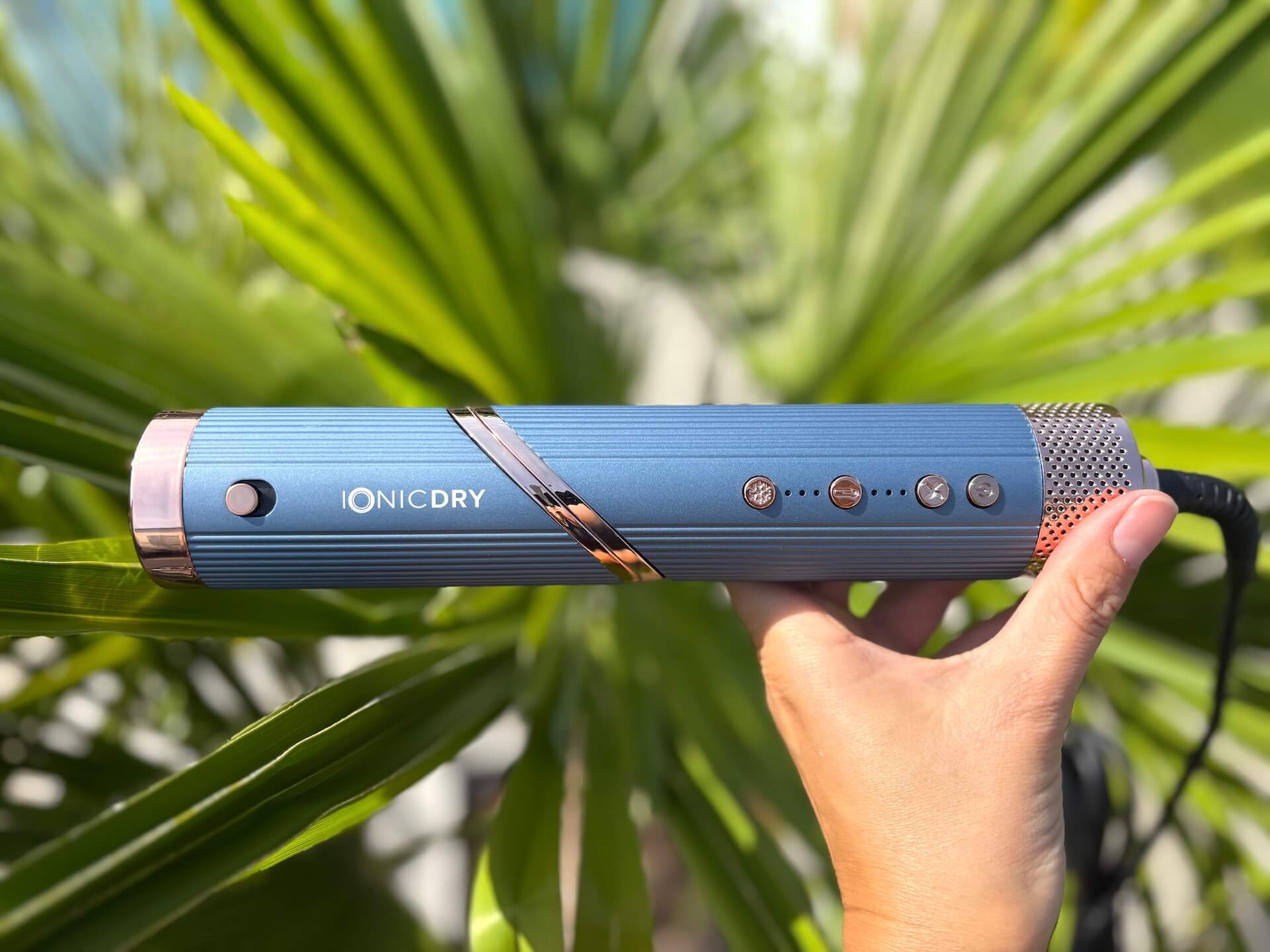 MultiStyler Pro fra Ionic Dry i hånd over palme