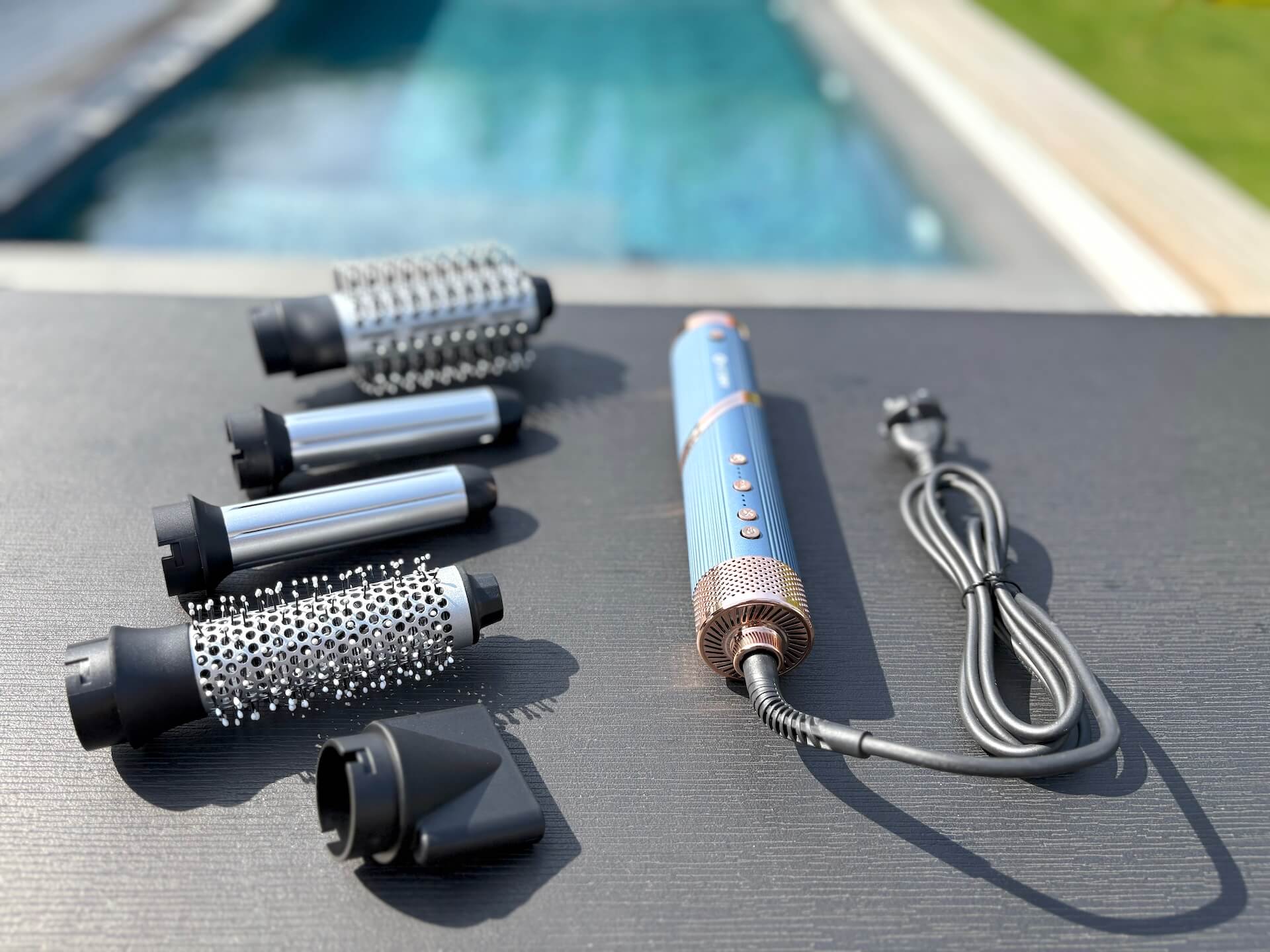 MultiStyler Pro fra Ionic Dry på bord med stylinghoveder
