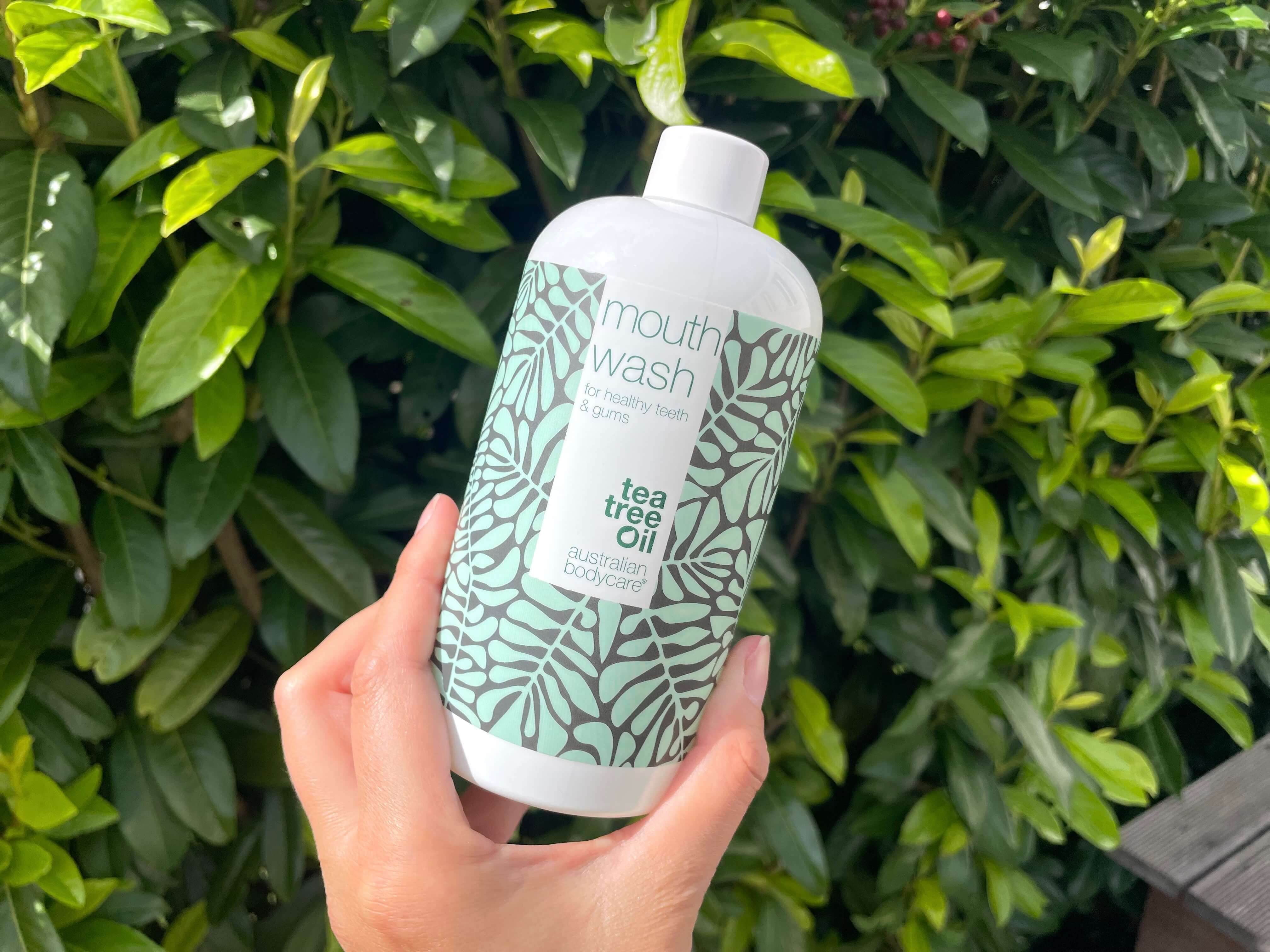 Mundskyl fra Australian Bodycare foran hæk
