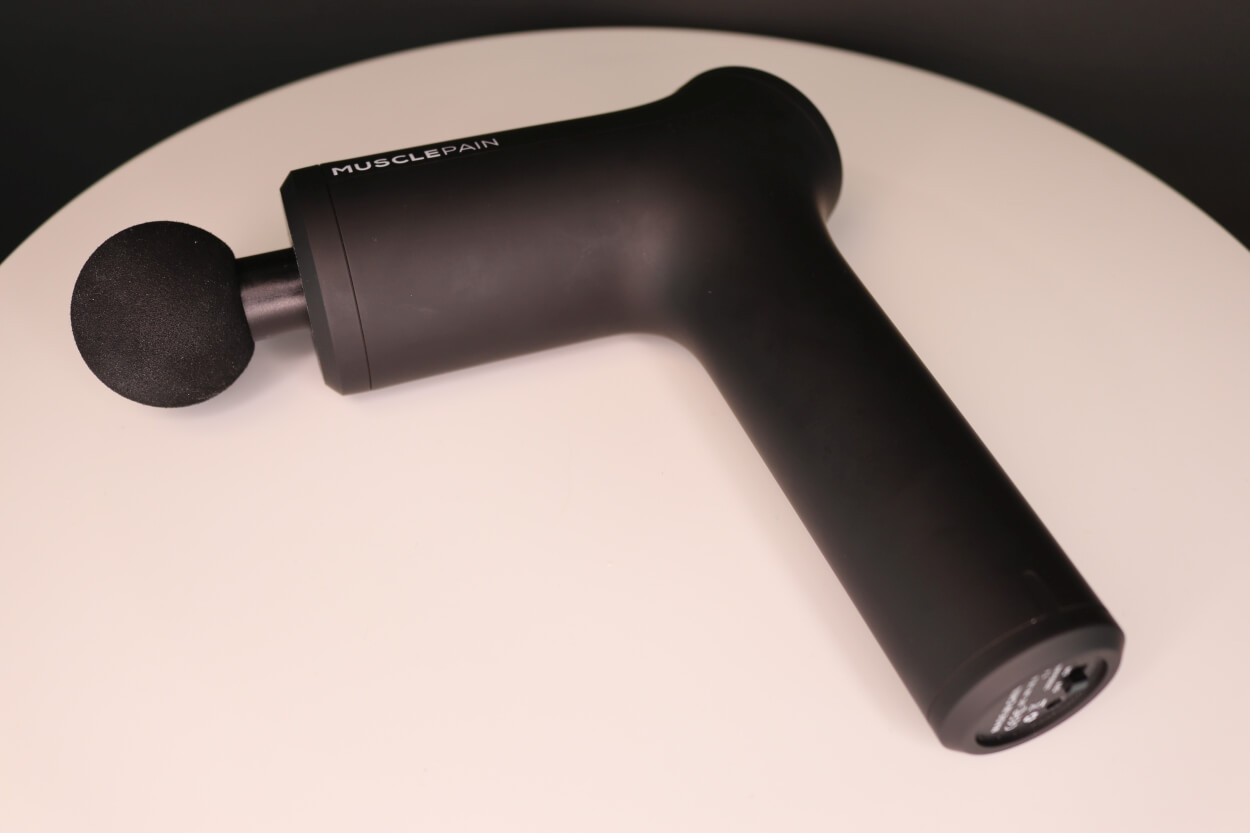 Musclepain massagepistol på bord