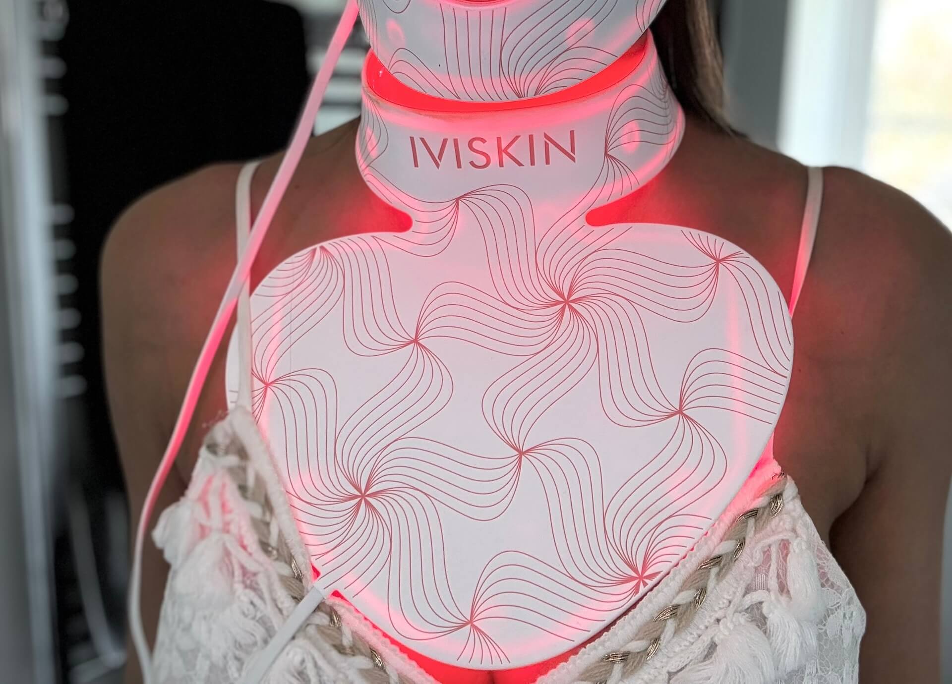 Nakke/halsstykke til IVISKIN LED-maske på kvinde