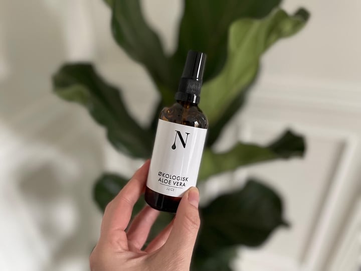 Naturligolie aloe vera spray i hånd