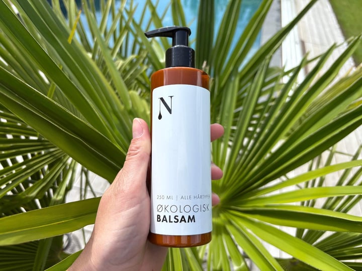 Naturligolie Balsam i hånd over palme