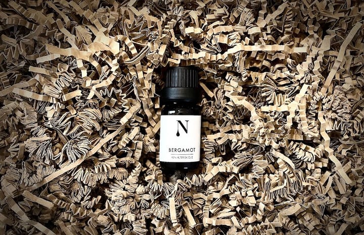 Naturligolie bergamotolie i en papkasse