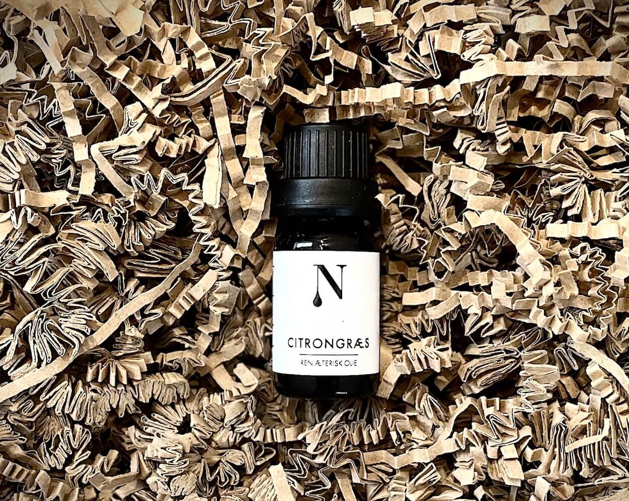 Naturligolie citrongræsolie i en papkasse