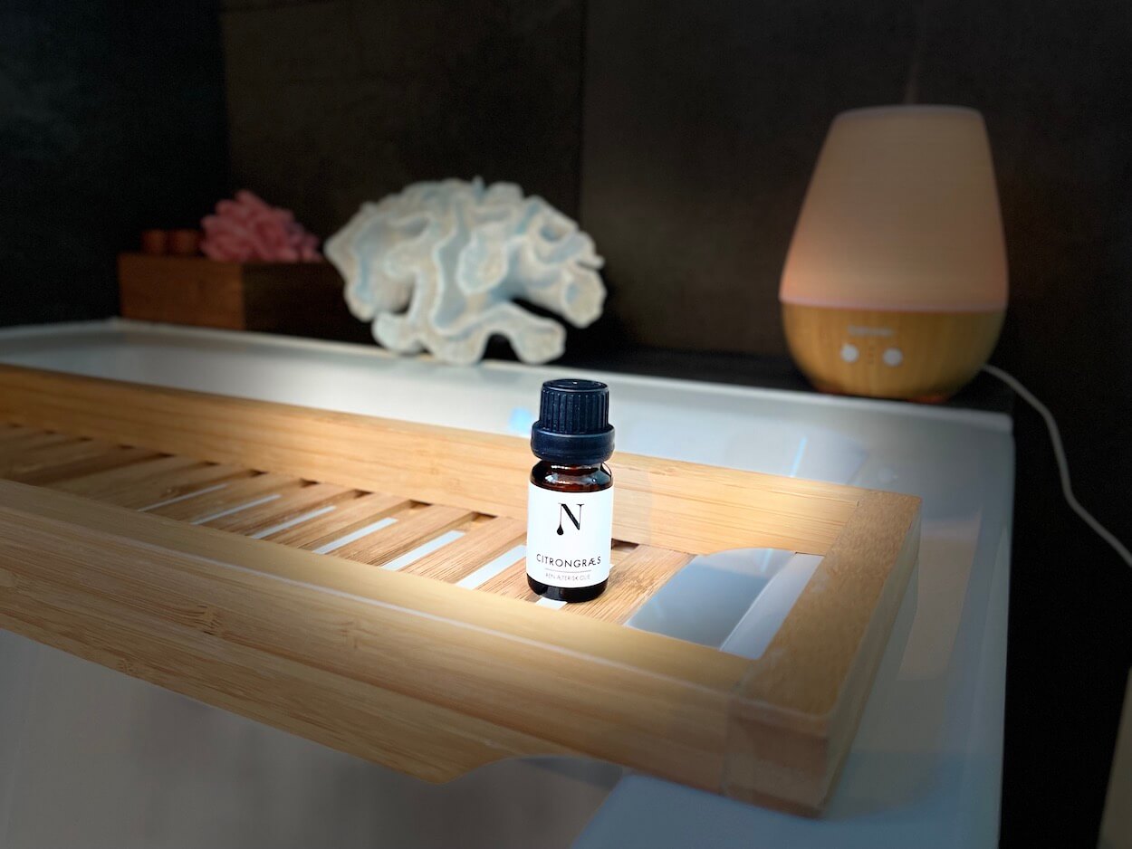 Naturligolie citrongræsolie på hylde i badekar