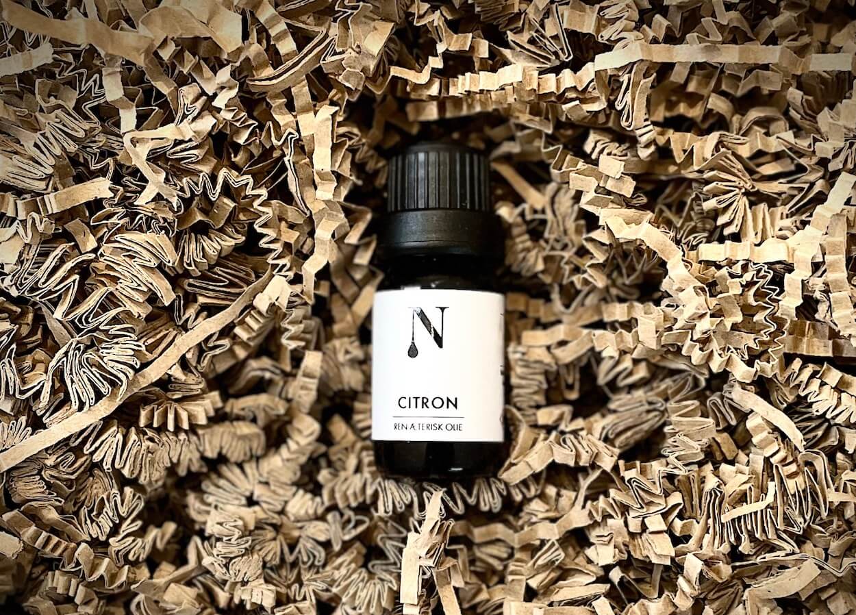 Naturligolie citronolie i en papkasse
