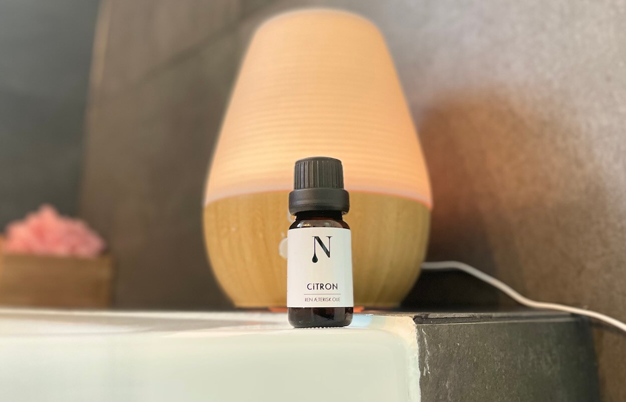 Naturligolie citronolie med diffuser i baggrunden