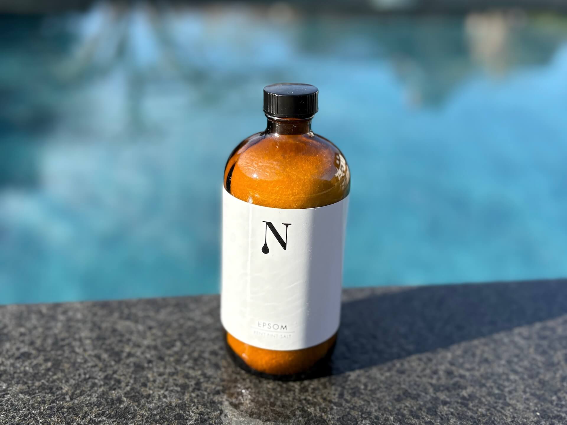 Naturligolie Epsom Salt på poolkant