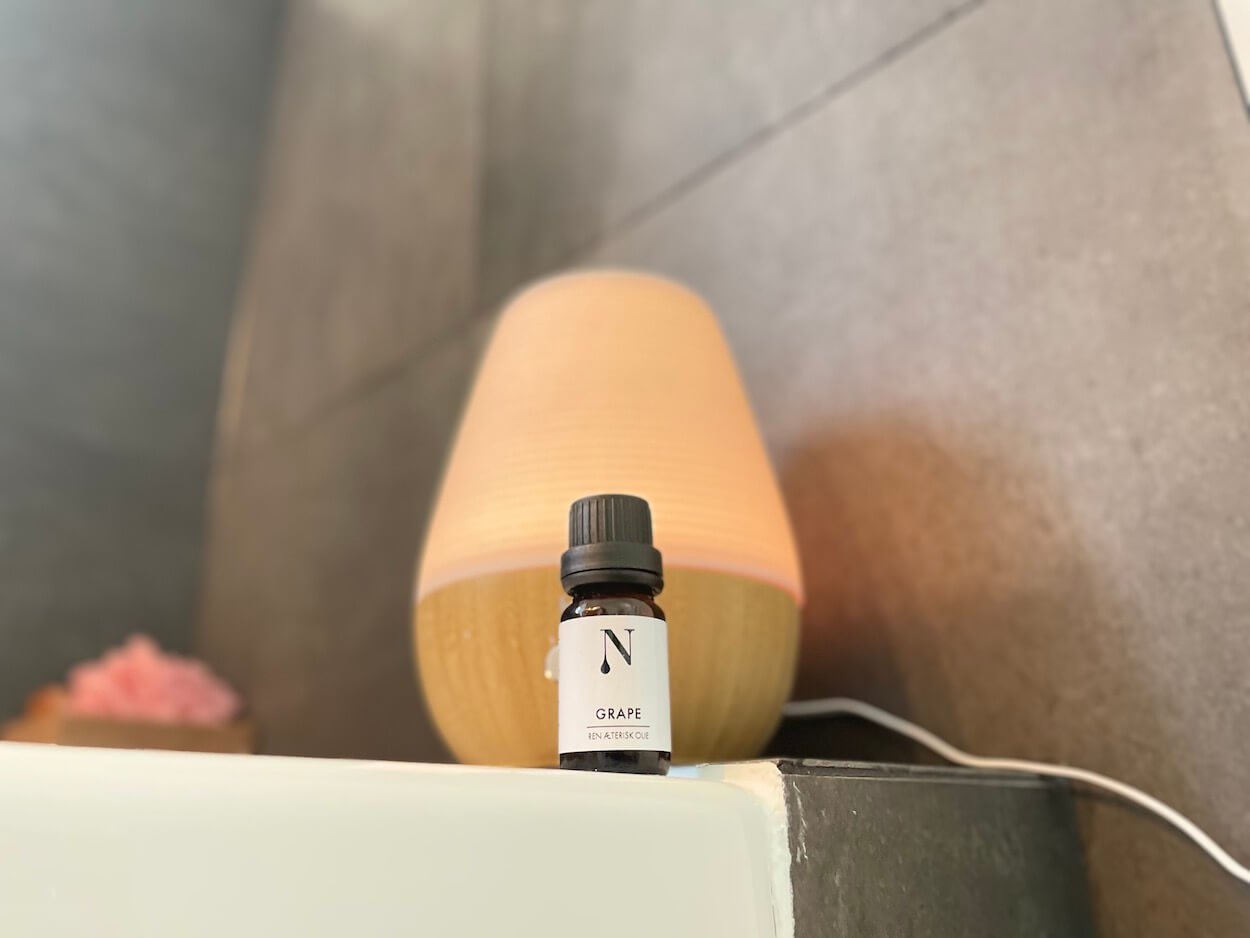 Naturligolie grapeolie med diffuser i baggrunden