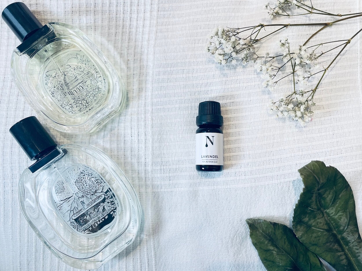 Naturligolie lavendelolie på en hvid seng