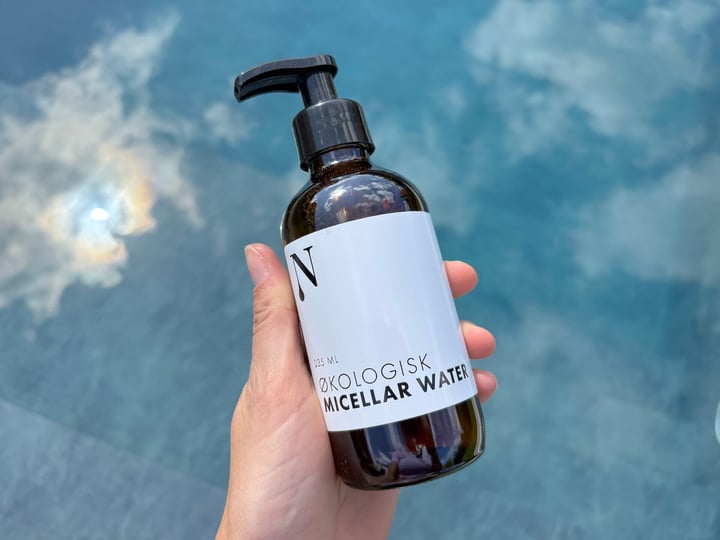 Naturligolie Micellar Water i hånd over pool