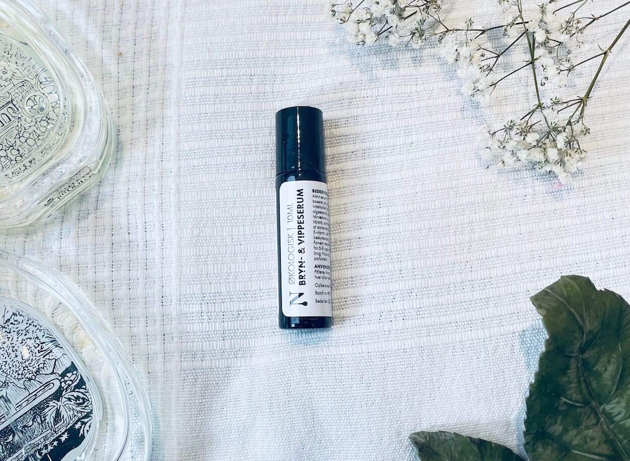 Naturligolie Økologisk bryn- og vippeserum på en seng