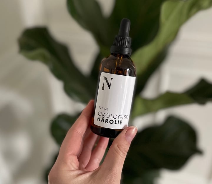 Naturligolie Økologisk hårolie i hånd