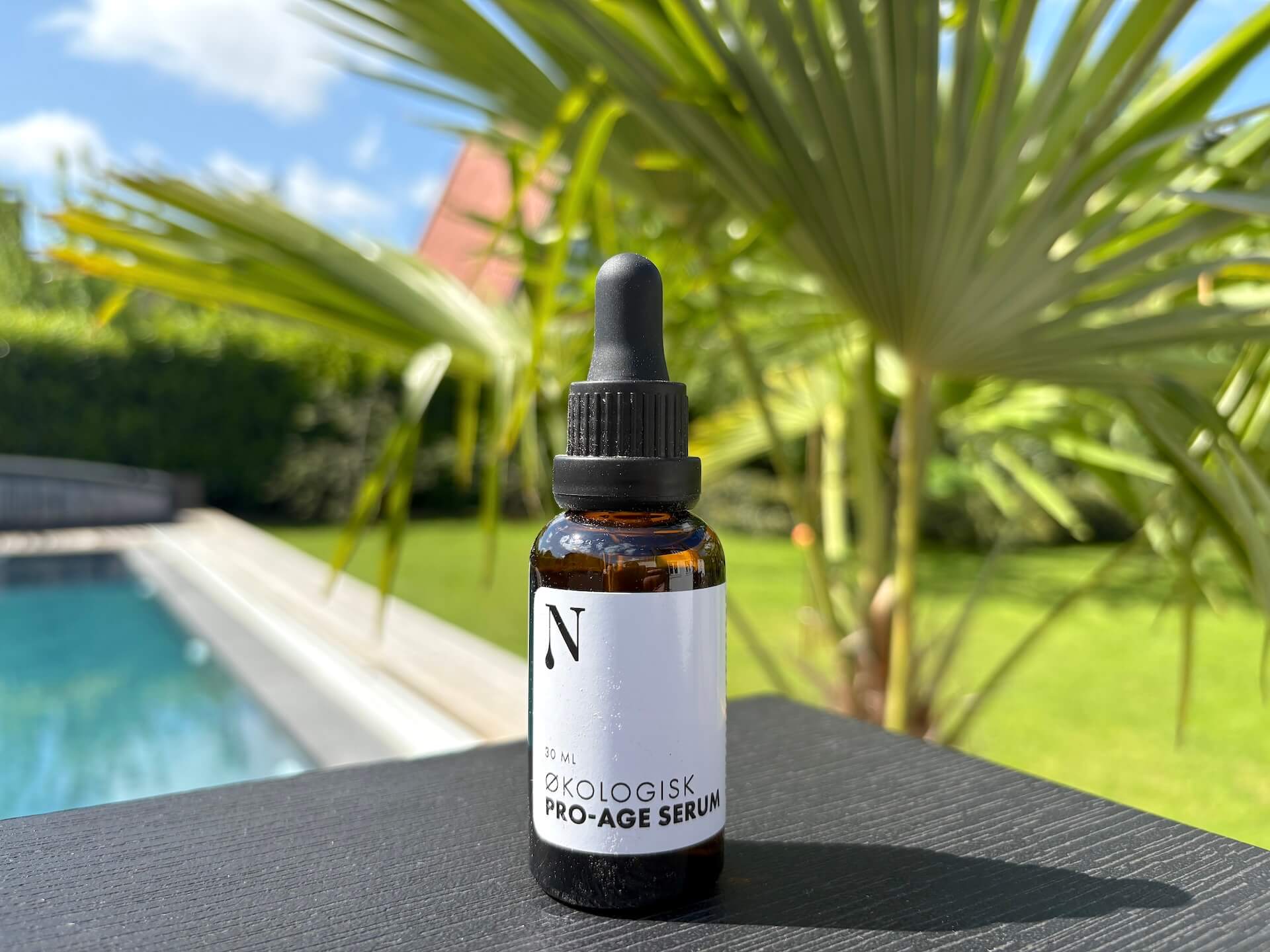 Naturligolie Økologisk Pro-Age Serum på bord i have
