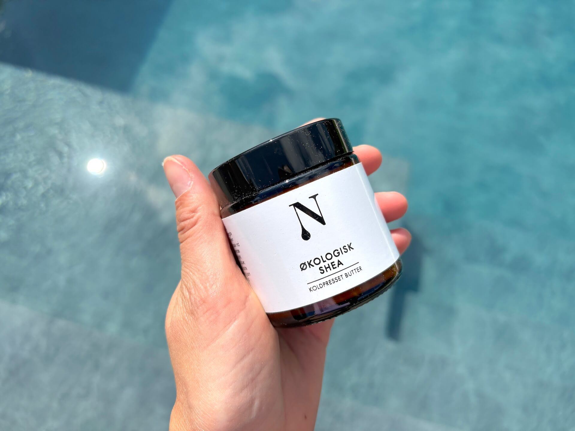 Naturligolie Økologisk Sheasmør i hånd over pool