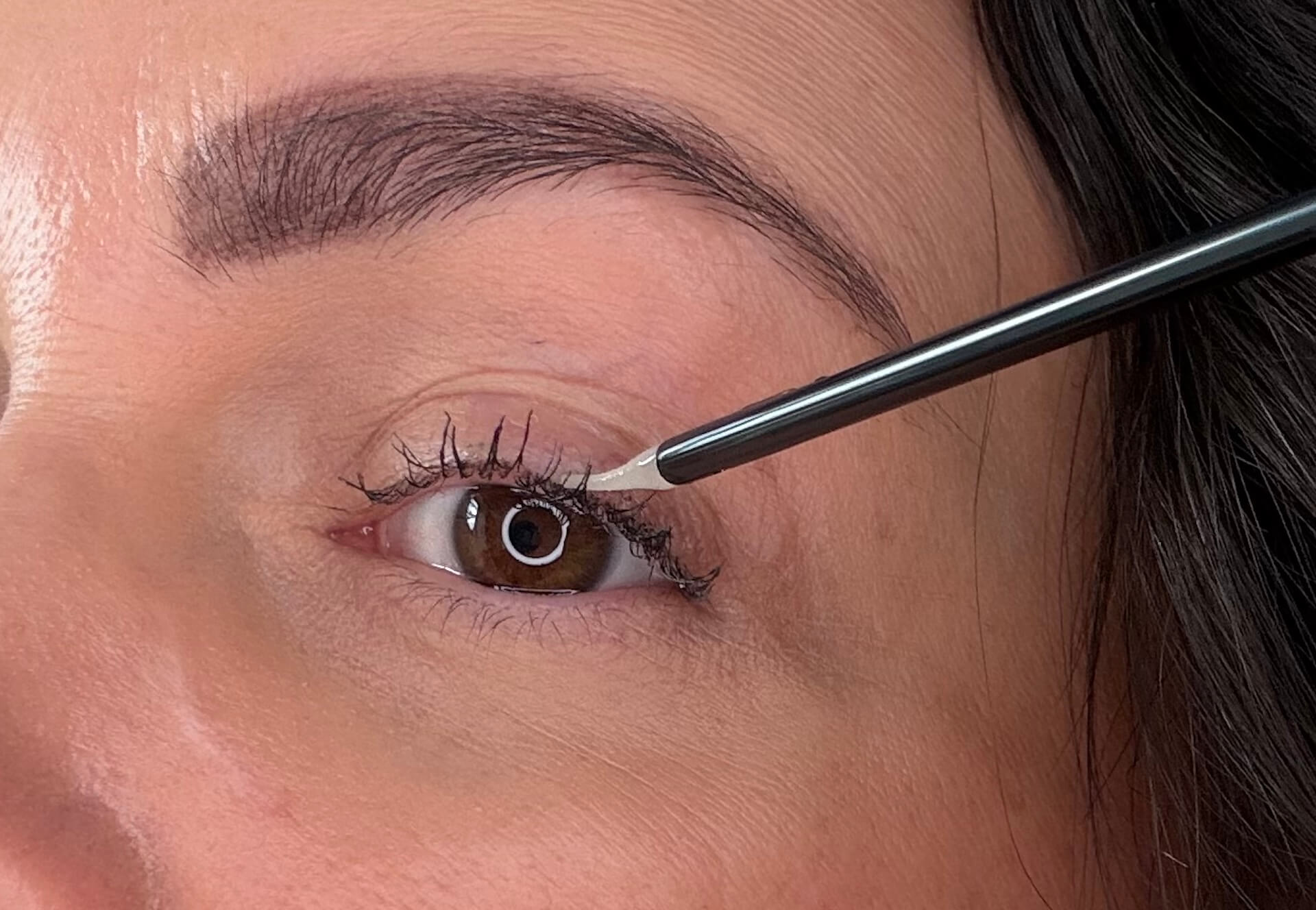 Naturligolie Økologisk Vippeserum lægges på vipper