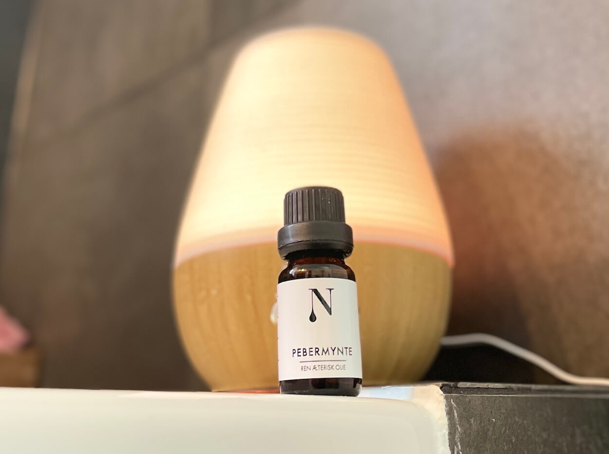 Naturligolie pebermynteolie med diffuser i baggrunden