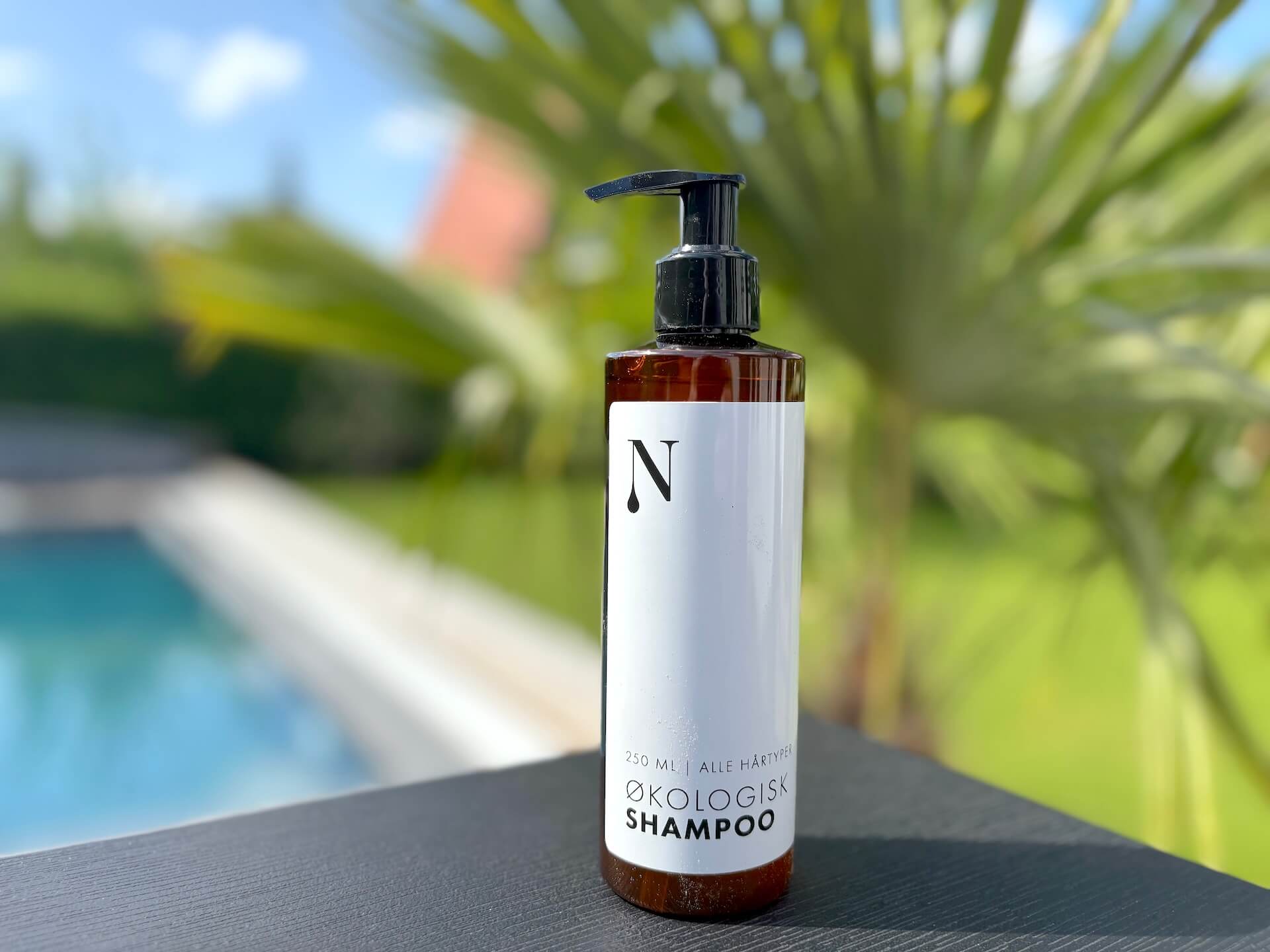 Naturligolie Shampoo på bord i have