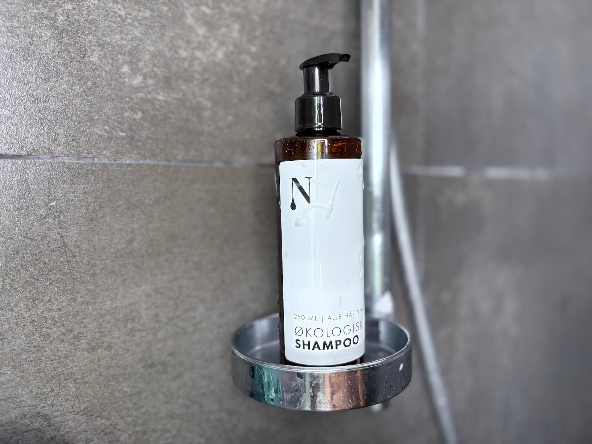 Naturligolie Shampoo på hylde i brusekabine